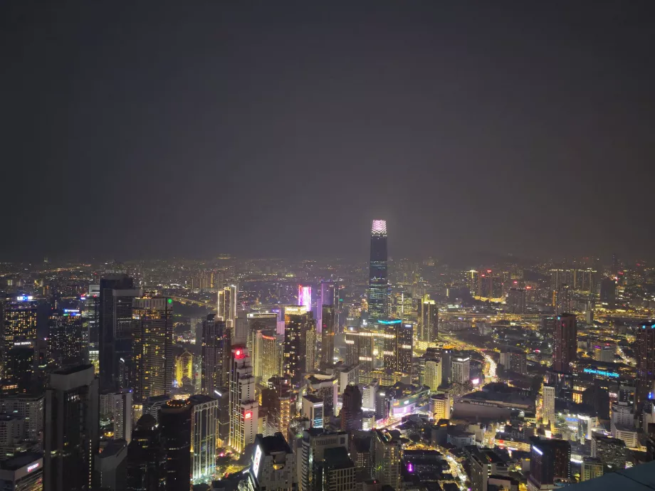 Kuala Lumpur di malam hari dari Menara Tower