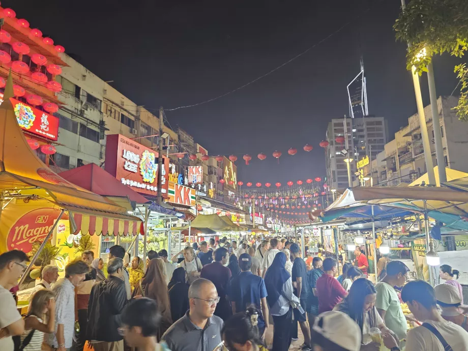 Jalan Alor yang ramai di malam hari