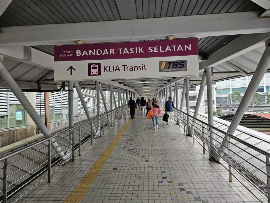 Koridor pejalan kaki dari metro ke terminal bus