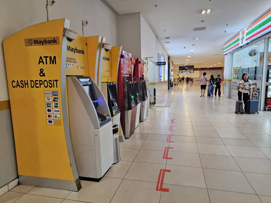 ATM di meja kasir