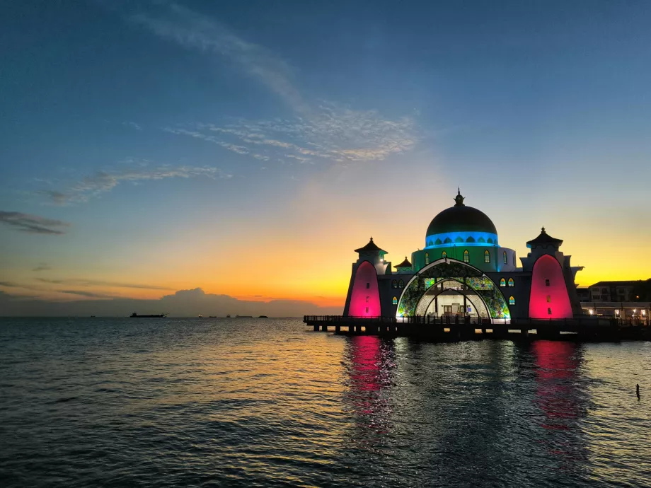 Masjid Selat Mealaka malam hari