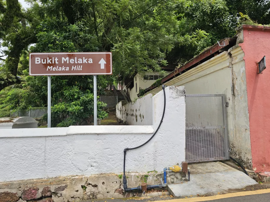 Jalan samping menuju Bukit Santo Paulus