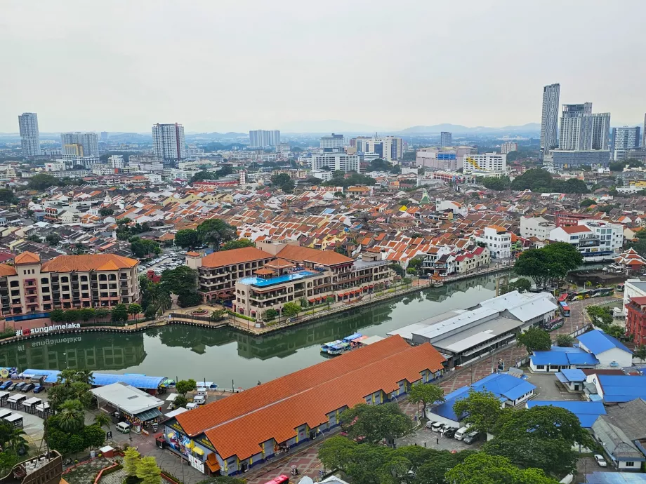 Pemandangan pusat bersejarah Malaka dari Taman Sari