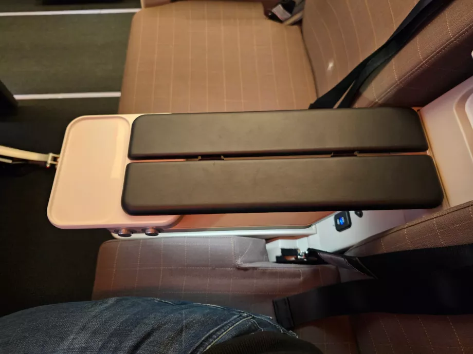 Sandaran tangan dan ruang penyimpanan