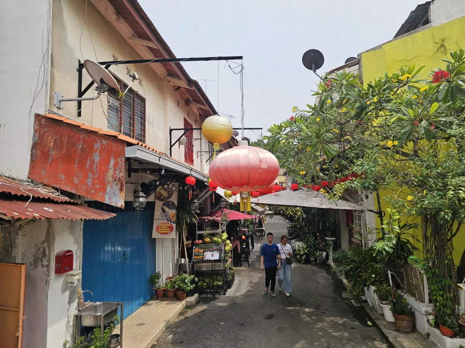 Jalan-jalan pinggir di sepanjang sungai