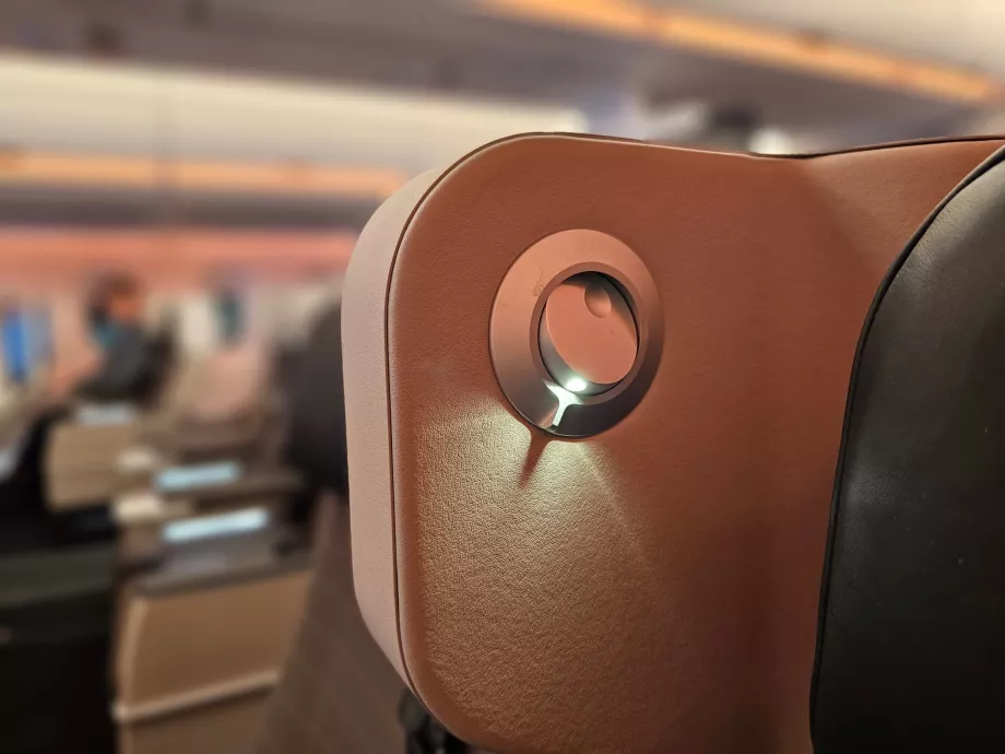 Lampu baca di dekat kursi