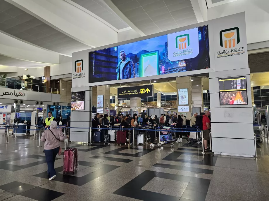 Pemeriksaan keamanan sebelum memasuki terminal