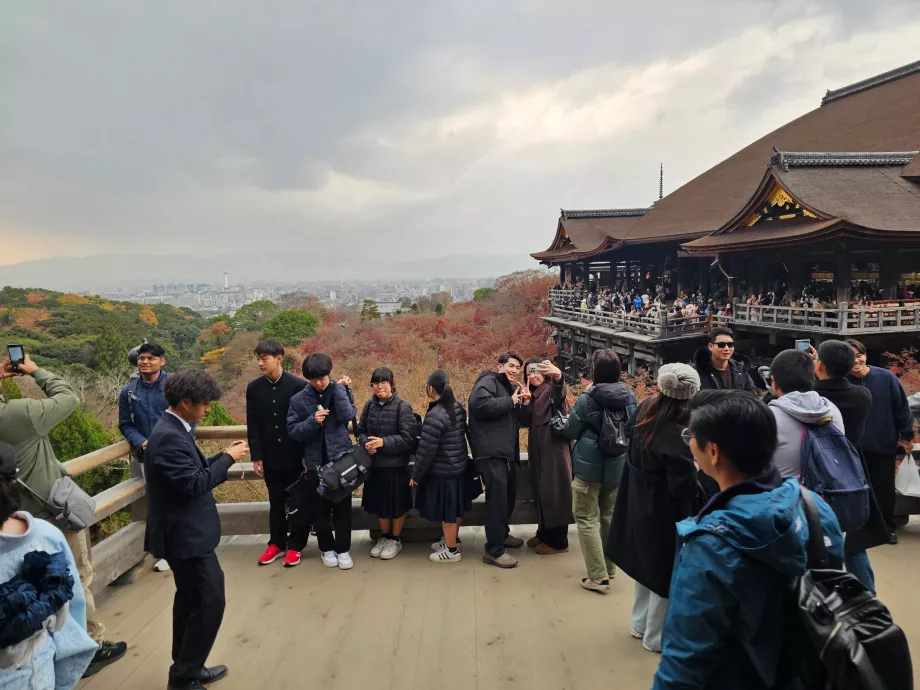 Kiyomizu-dera, sebuah prospek dengan kerumunan orang