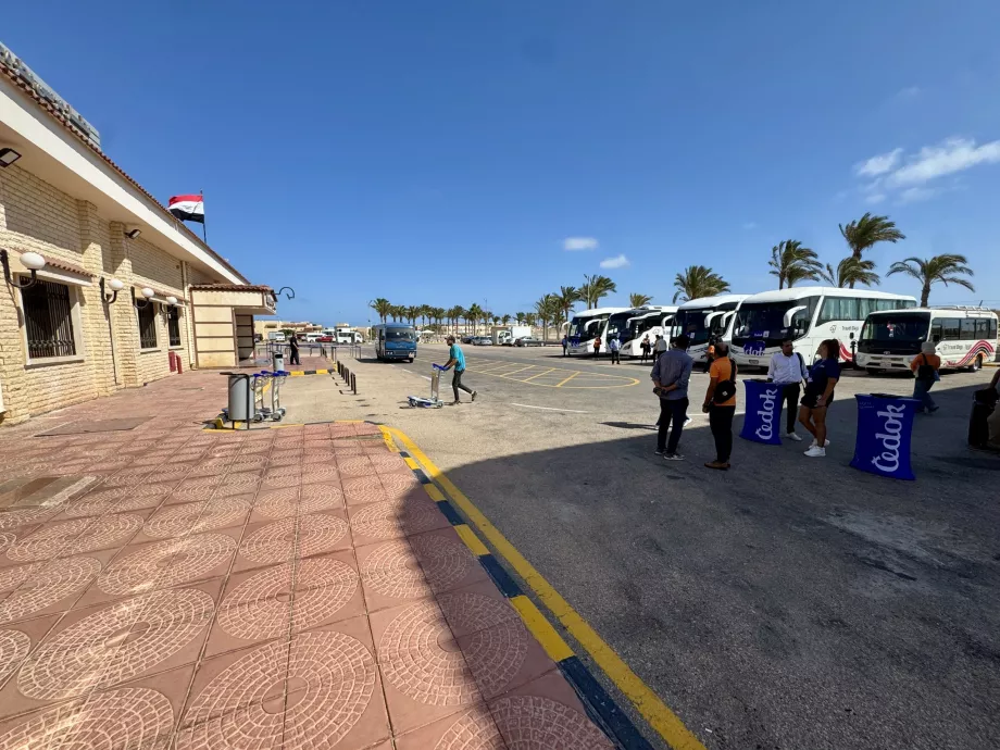 Delegasi dan bus segera berada di luar terminal