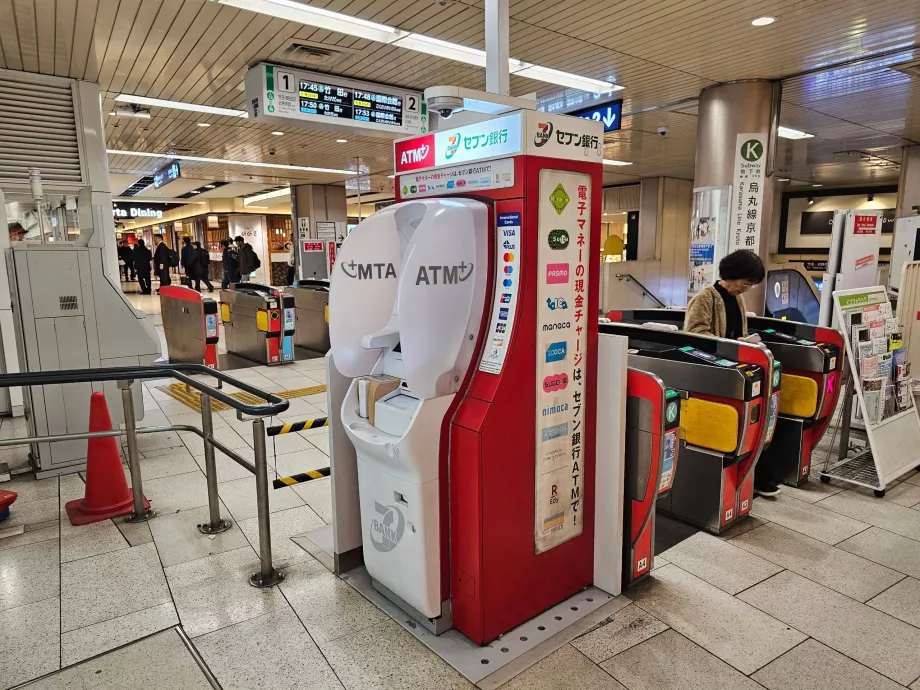 ATM di stasiun metro