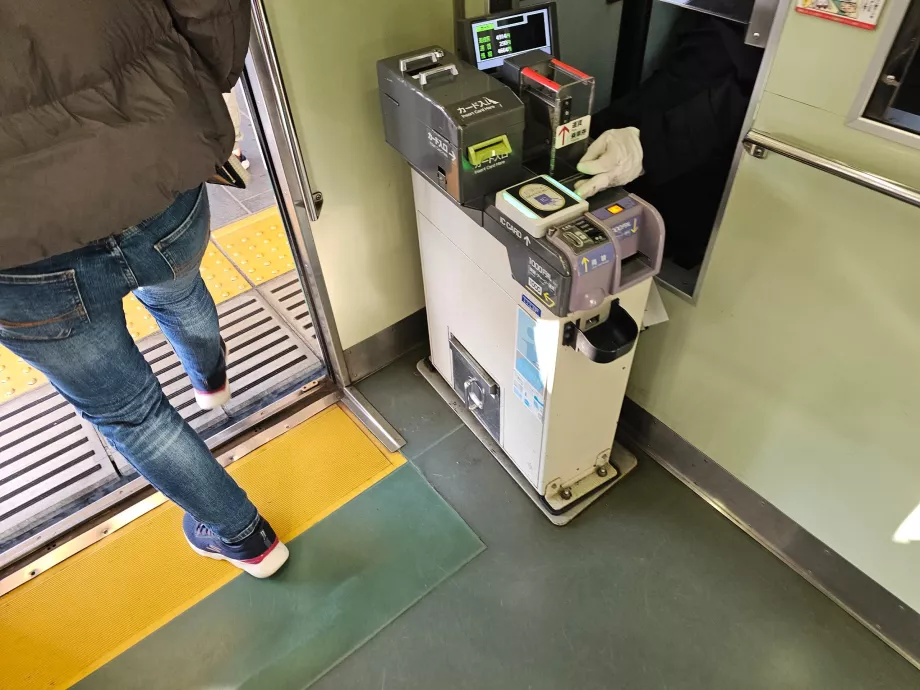 Membayar ongkos trem saat turun dari trem