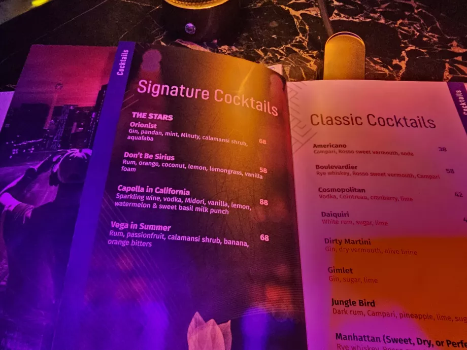 Koktail khas di bar hotel