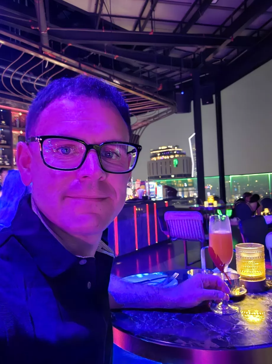 Saya di bar hotel