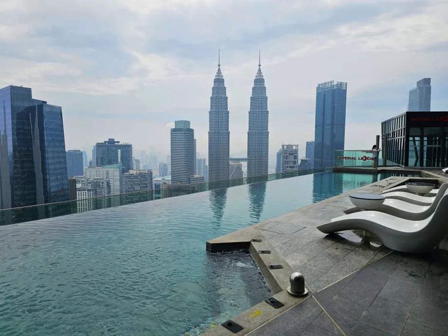 Kolam renang di puncak gedung