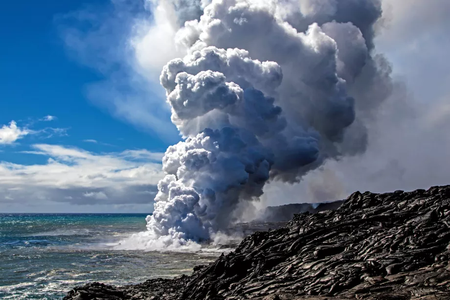 Lava yang masuk ke laut