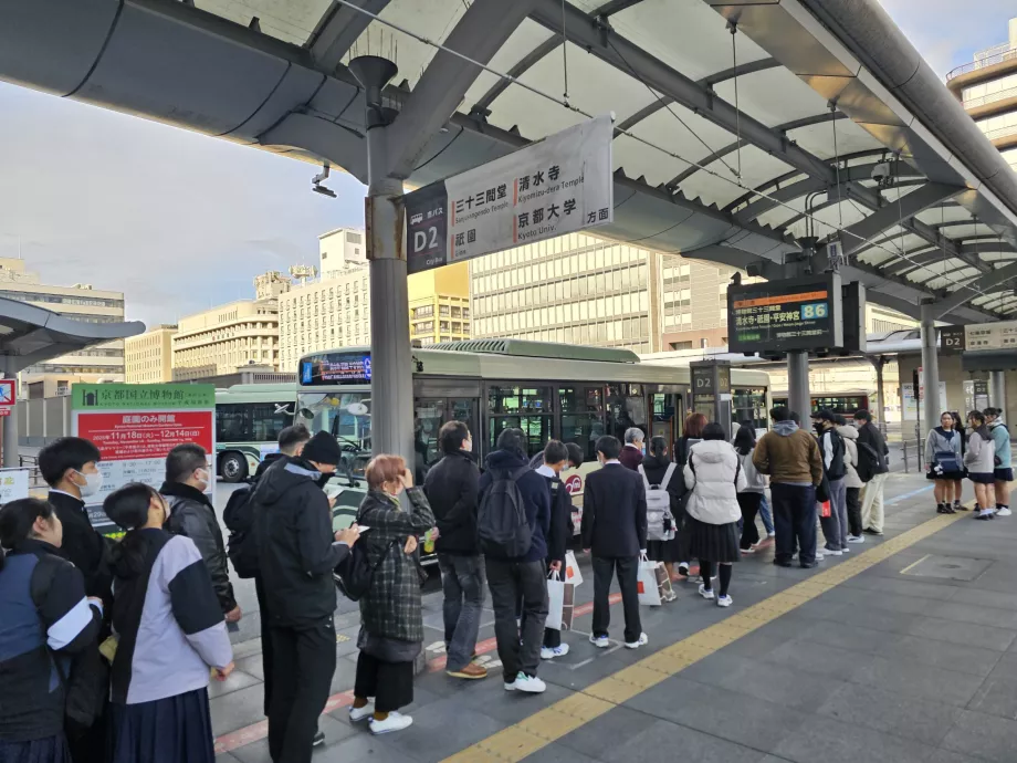 Antrian untuk bus kota