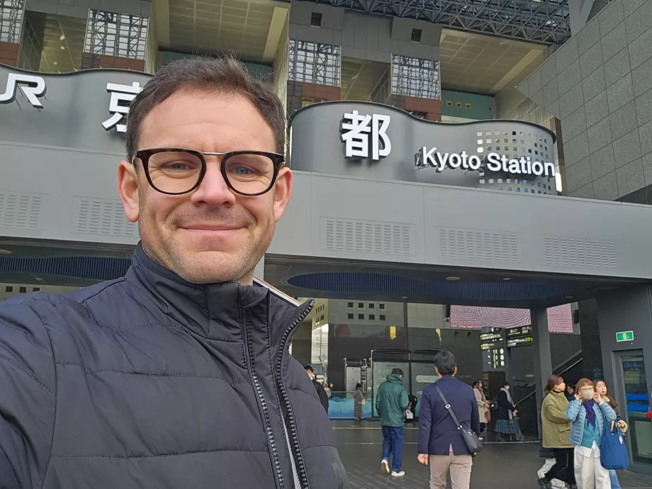 Saya di depan Stasiun Kyoto