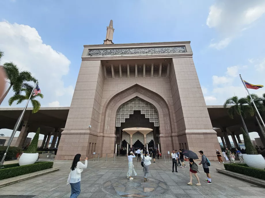 Pintu masuk ke Masjid Putra
