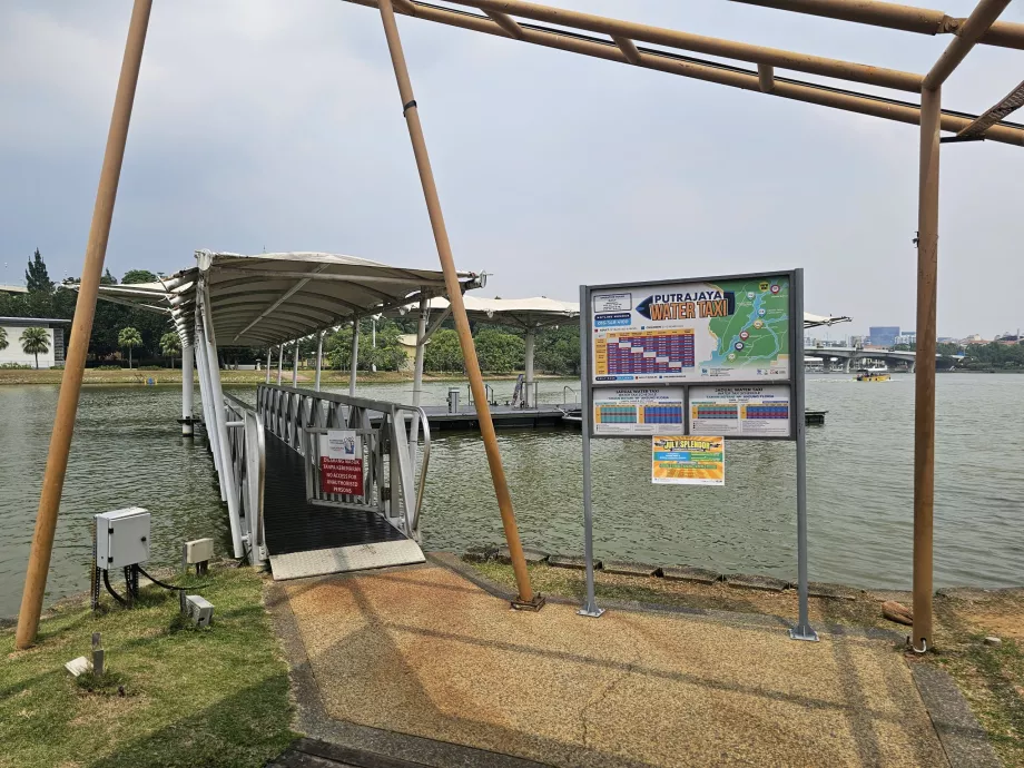 Dermaga taksi air di kebun raya