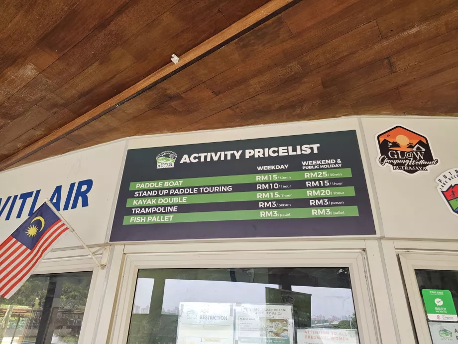 Harga tiket masuk objek wisata di Kebun Raya