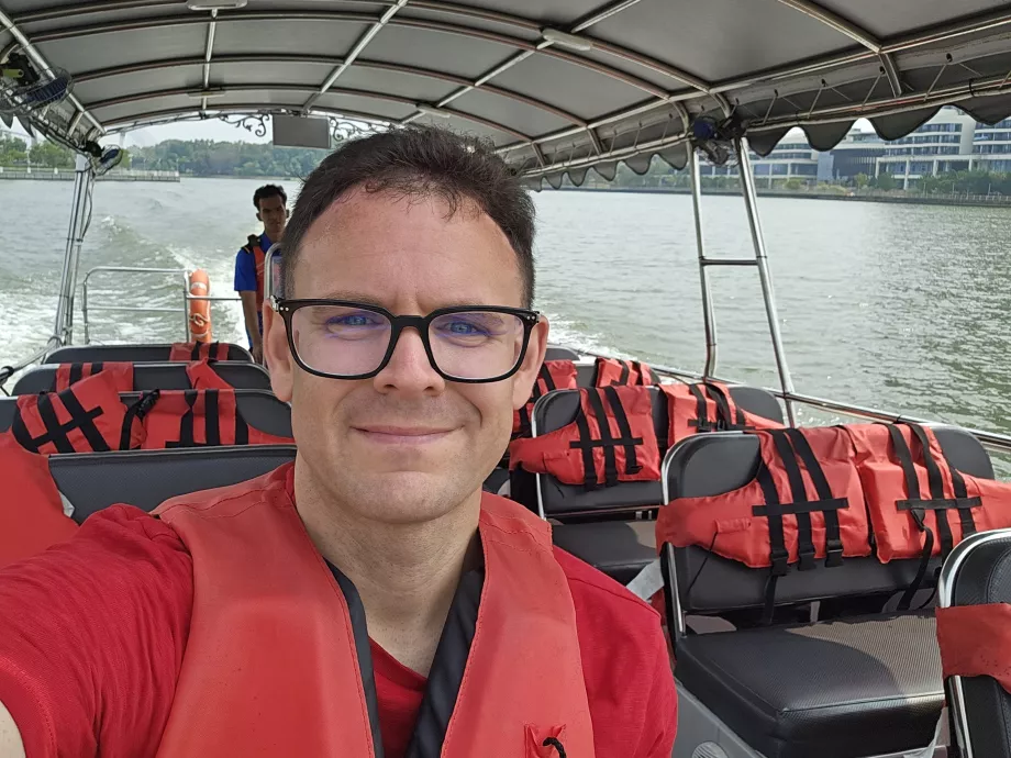 Saya di atas kapal, taksi air
