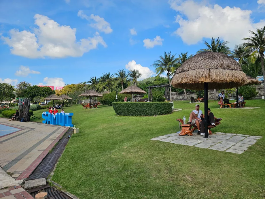 Gazebo di depan bandara, bagian umum