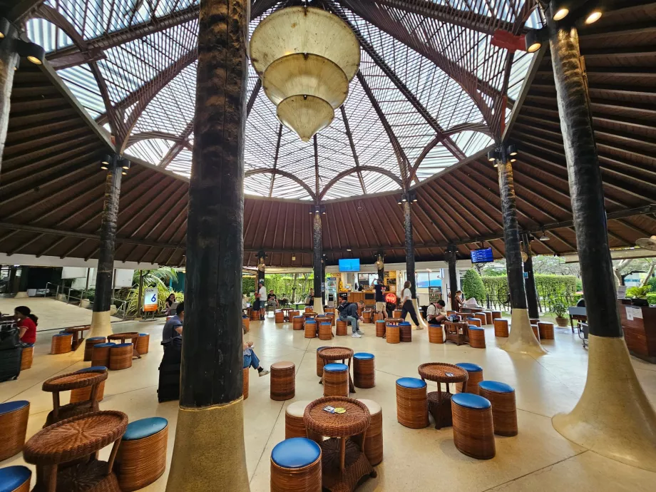 Area gerbang keberangkatan di bagian internasional