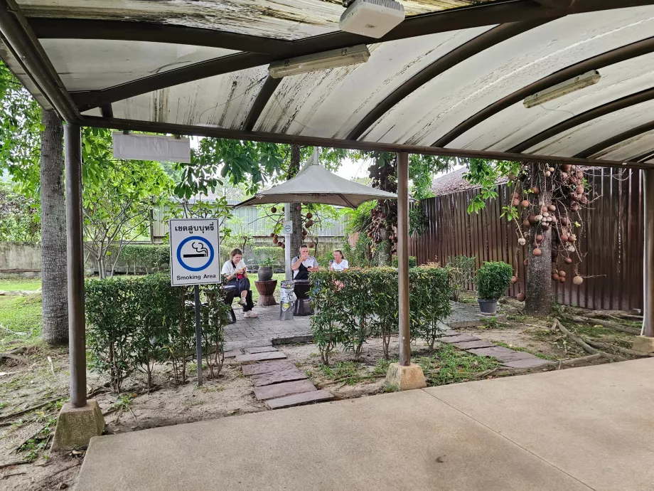 Pojok merokok, area transit, bagian internasional