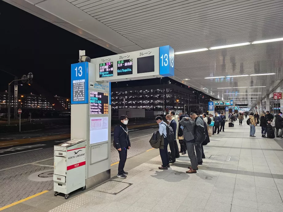 Halte bus di depan Terminal 1