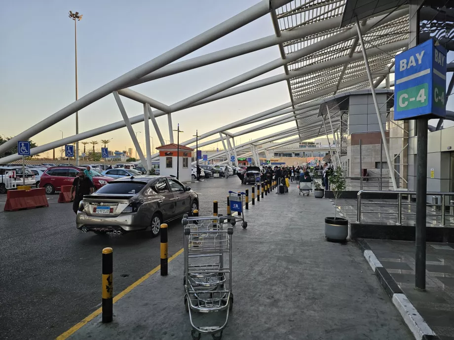 Titik penjemputan Uber di depan Terminal 2 dan 3