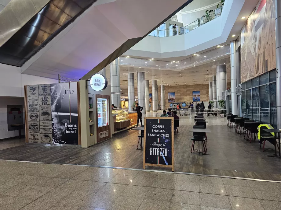 Kafe di area publik Terminal 3, Kedatangan