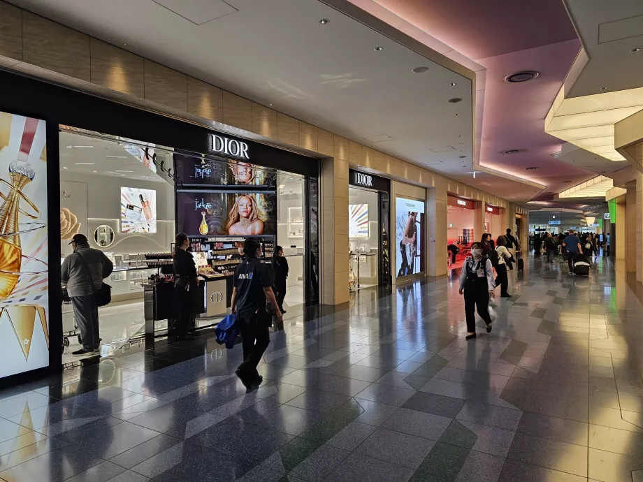 Toko-toko di zona transit Terminal 3