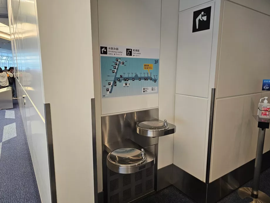 Air minum di zona transit