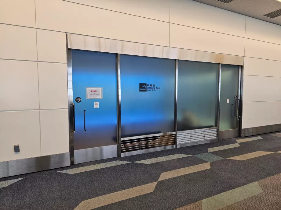 Ruang merokok di zona transit