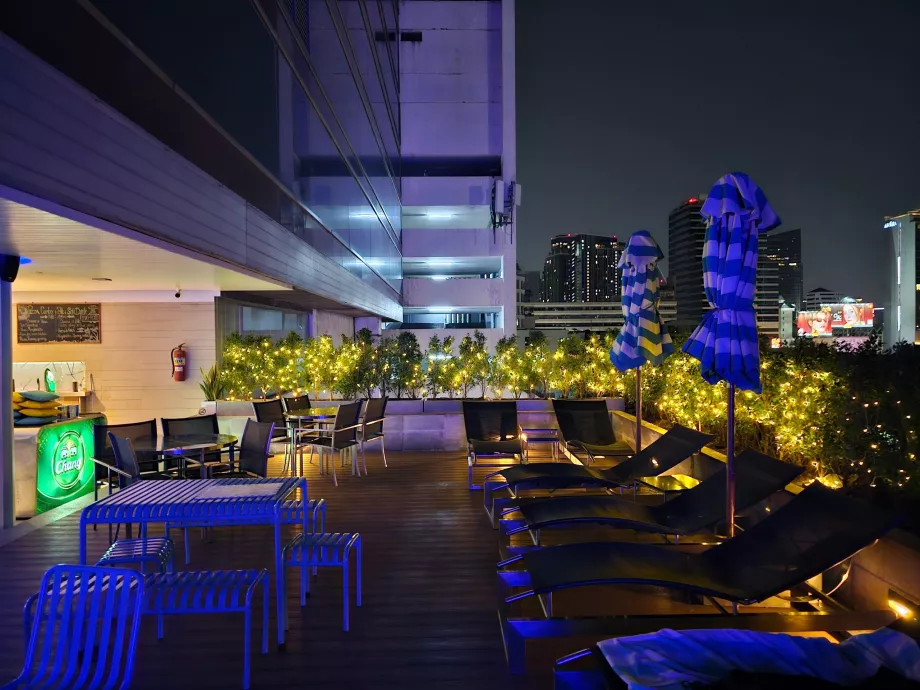 Teras di tepi kolam renang dalam kegelapan