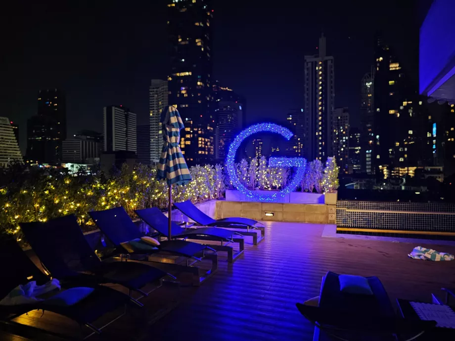 Teras di tepi kolam renang dalam kegelapan