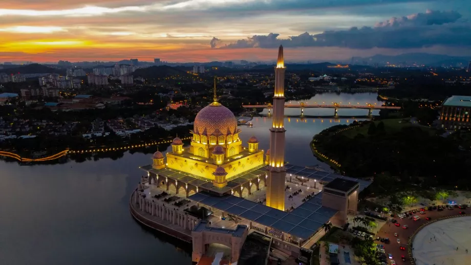 Putrajaya di malam hari