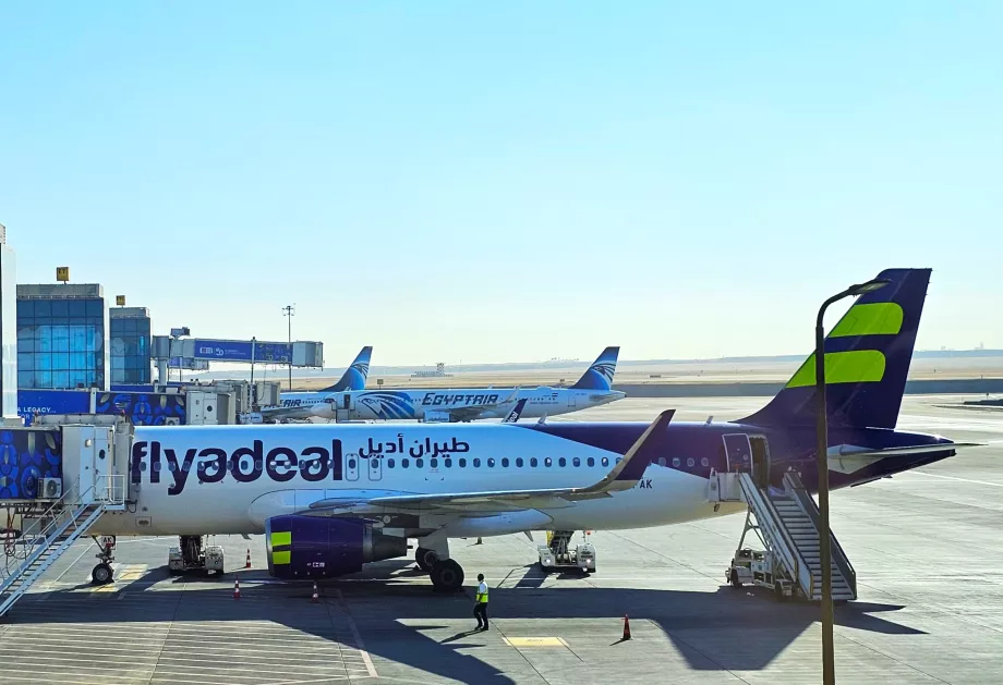 Airbus A320 Flyadeal di Bandara Kairo