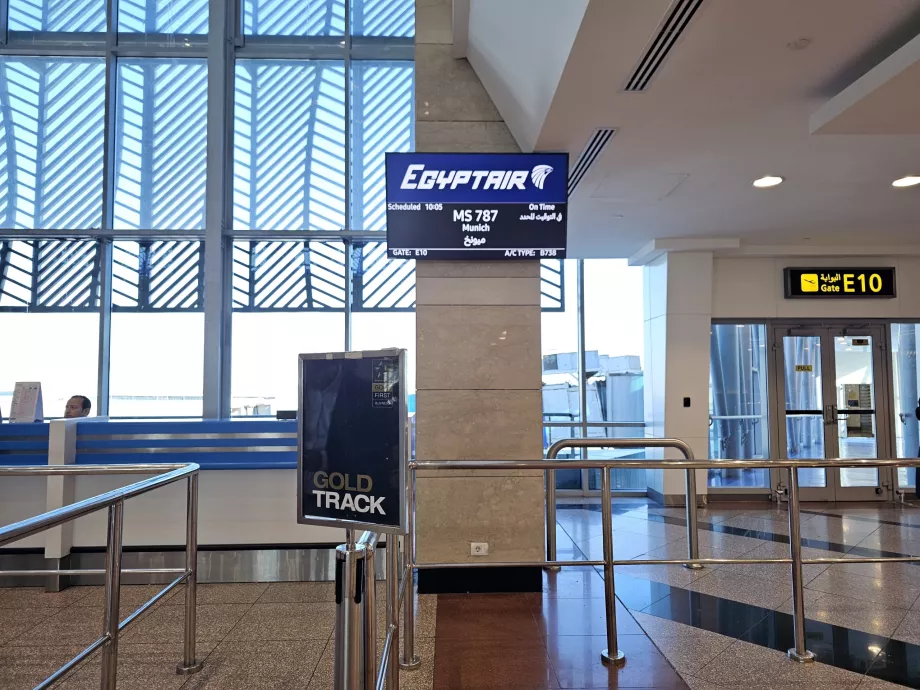 Naik ke pesawat menuju Munich