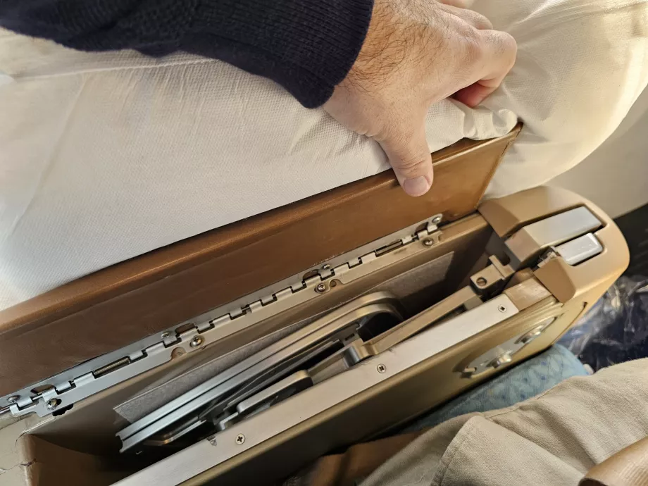 Meja makan dengan sandaran tangan