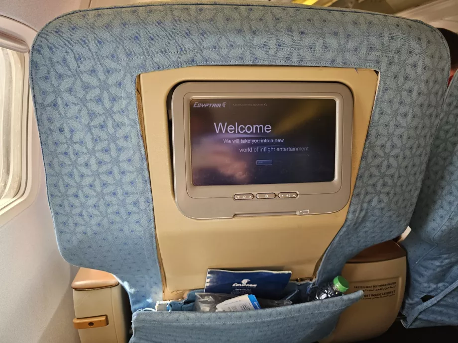 Layar individual di kursi