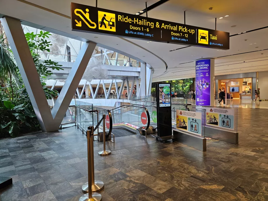 Parkir mobil melalui aplikasi taksi