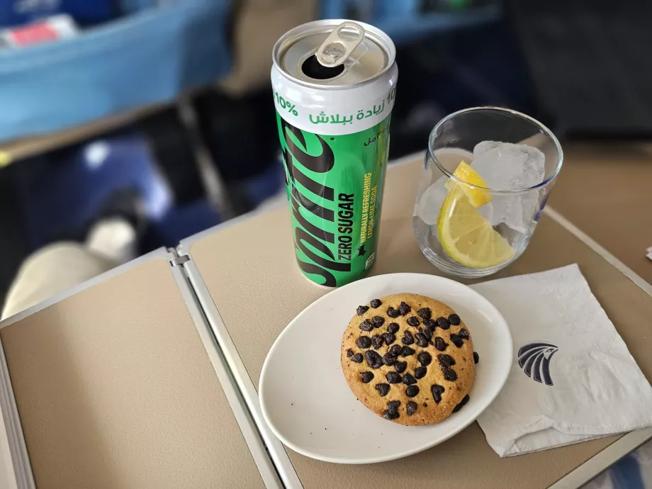 Camilan pertama segera setelah lepas landas