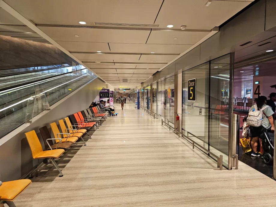 Parkir mobil melalui aplikasi taksi