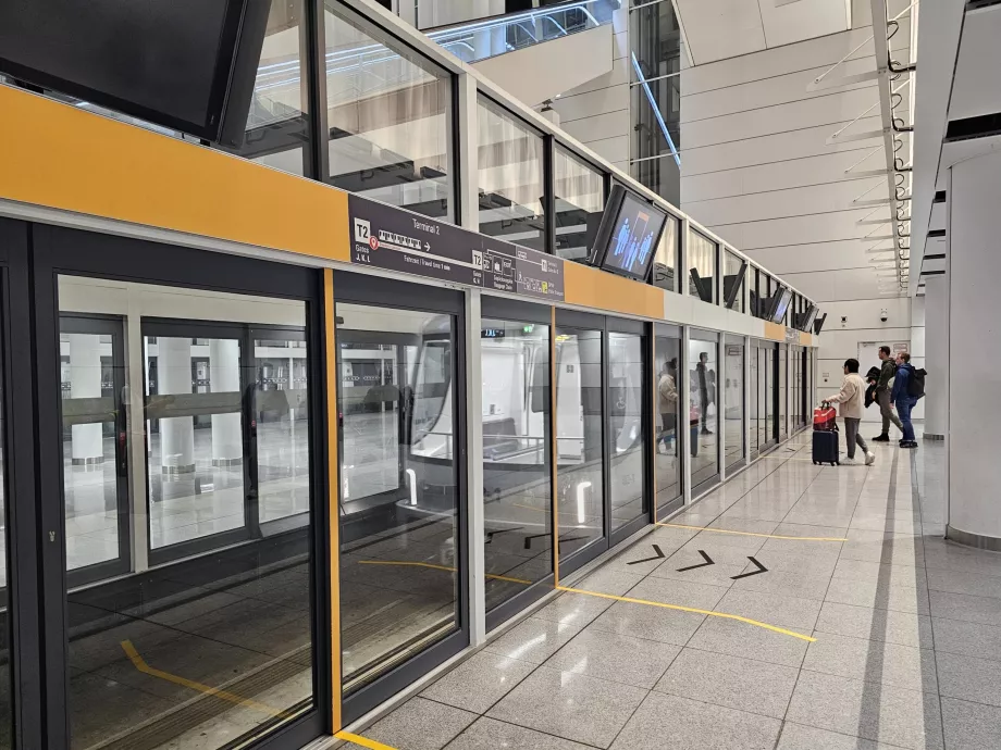 Kereta otomatis dari terminal satelit ke terminal utama 2
