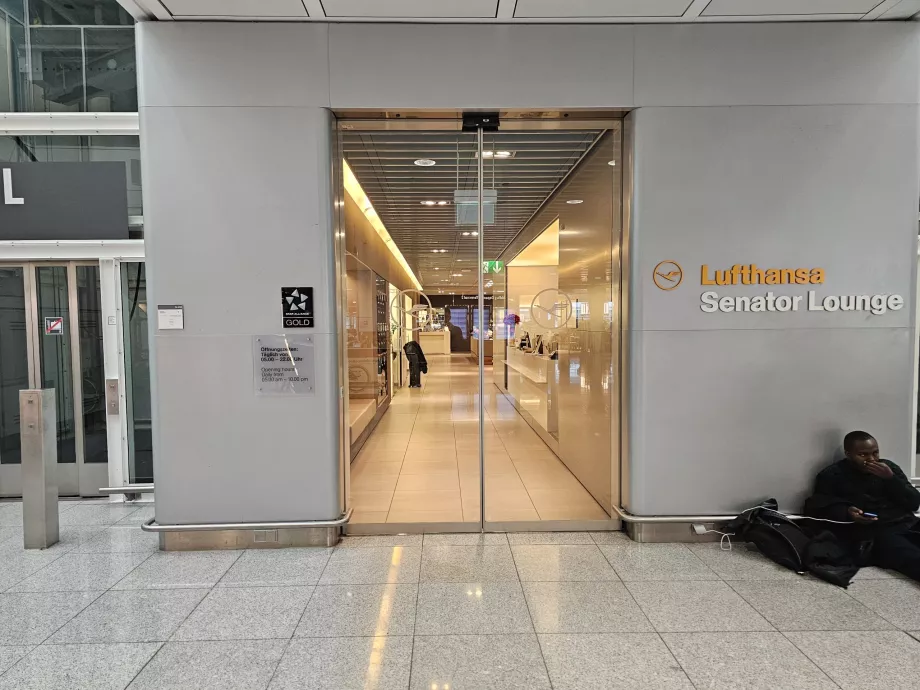 Pintu masuk ke ruang tunggu