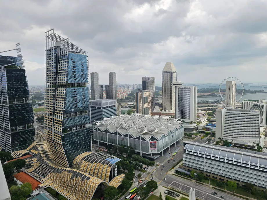 Pemandangan dari balkon ke sisi lain