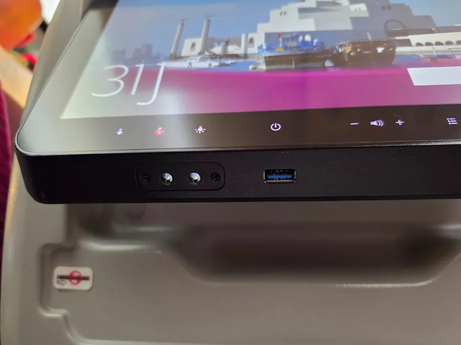 Port USB pada layar IFE