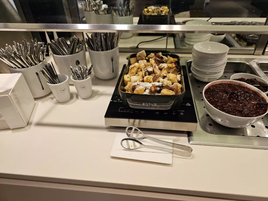 Kaiserschmarren dengan saus plum