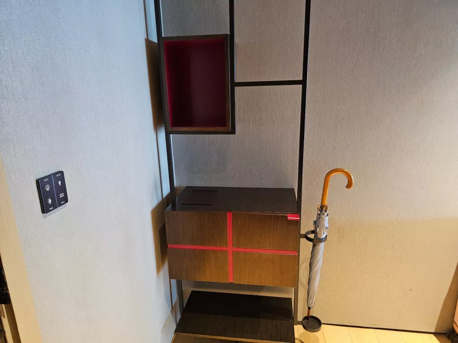 Kompartemen penyimpanan dan payung